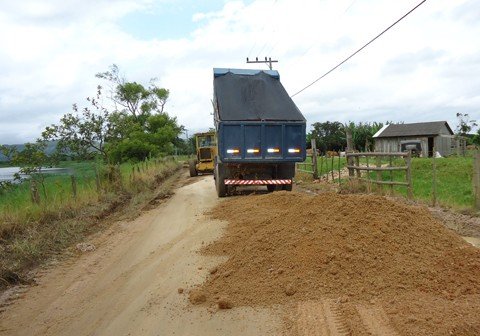 estradas-recebem-melhorias-1 Trabalhos na estrada da Madre devem terminar na próxima semana.