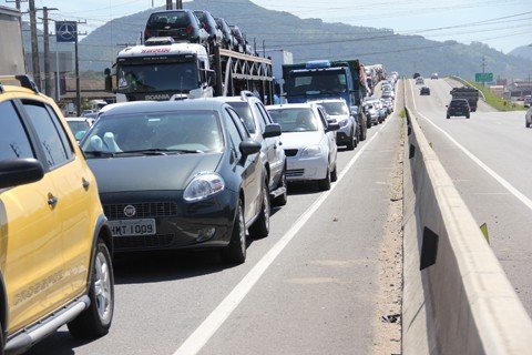 filas-nao-dao-tregua-1 Muitos motoristas ficaram cerca de 20 minutos completamente parados em Tubarão.