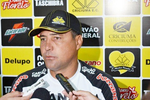goiano-pede-paciencia-ao-torcedor-1 Técnico Márcio Goiano defendeu o time após a derrota.