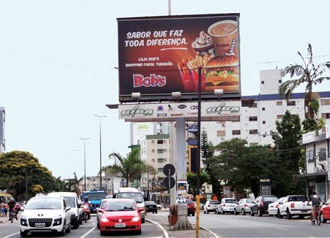 iniciam-trabalhos-para-a-retirada-1 Placa em frente ao hospital será retirada nesta segunda-feira.