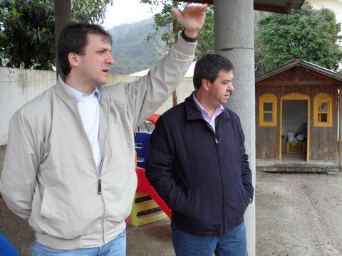 mais-de-r-600-mil-serao-investidos-1 O vice-prefeito Pepê Collaço (PSD) e o secretário de educação, Felipe Felisbino, realizaram uma vistoria nas escolas e CEIs do município, no ano passado, para avaliar a necessidade de cada.
