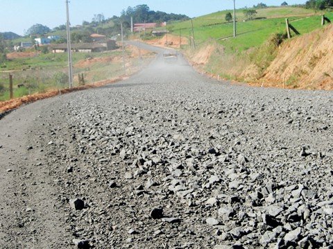obra-esta-60-concluida-1 O trabalho de pavimentação é desenvolvido pela empresa Setep, de Criciúma, e receberá um investimento de R$ 9,5 milhões. Tudo é pago com recursos exclusivamente do governo do estado.