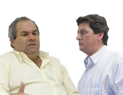 onde-foi-parar-o-r-1-milhao-1 Prefeito Inimar Felisbino Duarte (à esquerda) e o presidente da câmara, Adriano Souza dos Santos (DEM), trocam farpas por conta do atraso salarial no legislativo. No mês passado, apenas os funcionários foram pagos.