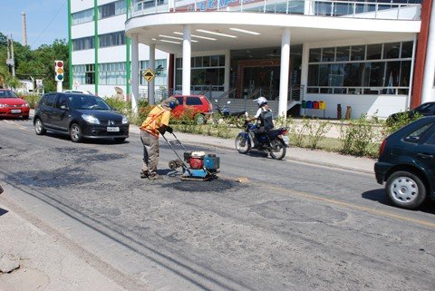 operacao-tapa-buracos-e-executada-1 No bairro Santo André, o primeiro a receber as equipes da secretaria de obras da prefeitura, o trabalho de recuperação asfáltica já foi finalizado.
