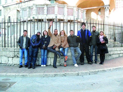 que-tal-aprender-italiano-na-italia-1 Os interessados em participar do curso podem fazer contato com Fabiola Cechinel através do e-mail fabiola_cechinel@hotmail.com ou por meio do telefone 9916-9784.