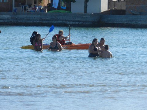 que-tal-aproveitar-a-praia-para-praticar-algum-esporte-1 No Camacho, em Jaguaruna, tanto a praia quanto a lagoa estavam lotadas durante todo o fim de semana. E teve muita gente que aproveitou para praticar esportes aquáticos e também na areia.