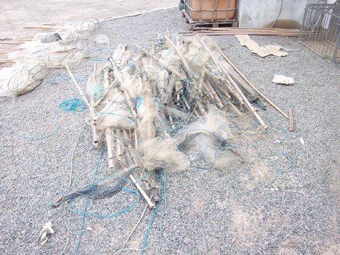 r-255-mil-em-petrechos-sao-apreendidos-1 O gerival, conhecido como berimbau, tem chumbos que retiram a alga marinha, onde a larva do camarão é criada.