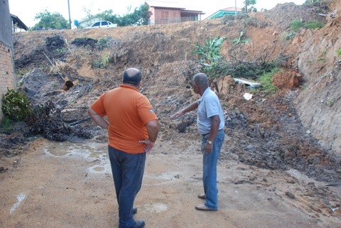 rua-recebera-novos-reparos-1 Rua no bairro Vila Flor voltou a apresentar pequenos deslizamentos de terra. Um muro de contenção será edificado no local.