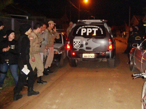 testemunhas-de-acusacao-do-caso-gaioleiros-sao-ouvidas-1 Uma das operações na rua dos ‘gaioleiros’, que ocorreu em julho, com apreensão de espingarda, armas, munições, droga e dinheiro.