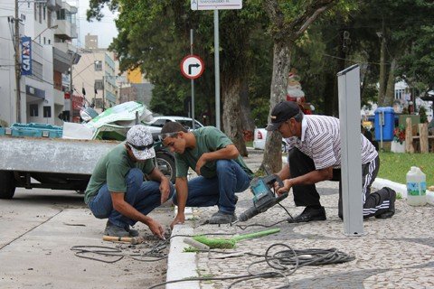 testes-iniciam-na-proxima-semana-1 Sensores de presença nas 1.064 vagas começaram a ser implantados nas principais ruas do centro da cidade no fim de 2011.