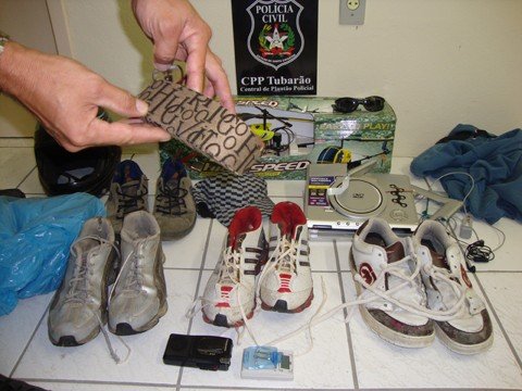 tres-homens-sao-presos-1 Um helicóptero com controle remoto, um DVD, dez pares de tênis, um carregador de celular, óculos de marca, entre outros objetos, foram apreendidos.