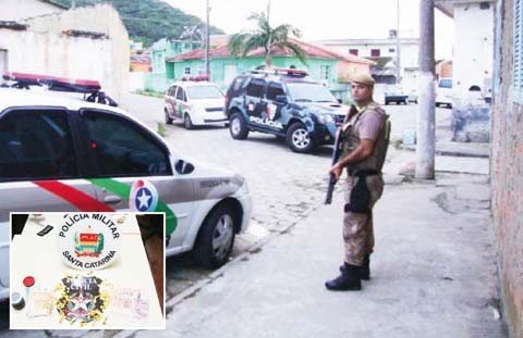 7-pessoas-sao-presas-por-trafico-1 Ações policiais em locais com alto índice de criminalidade já são feitas, bem como barreiras em diversos pontos da cidade. A desta sexta-feira (em detalhe) apreendeu droga e dinheiro