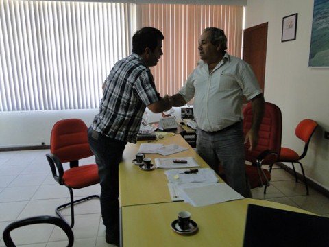 a-paz-esta-selada-1 Um aperto de mão entre o prefeito Inimar (D) e o presidente da câmara, Alício, serviu para a retomada do diálogo entre os chefes dos dois poderes