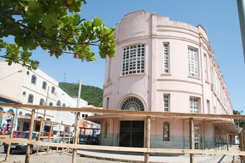a-recuperacao-da-nossa-historia-1 O Cine Teatro Mussi carrega, em seu nome e em seu espaço físico, inúmeras lembranças. As paqueras, o pegar na mão, o barulho de abrir as balas, o gosto de guloseimas que hoje nem existem mais e o cheiro da pipoca que anunciava o começo do sucesso na tela.