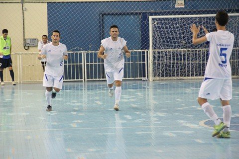 adu-abre-o-ano-com-vitoria-1 Rafael Pernambucano (ao centro) fez o gol da vitória da ADU