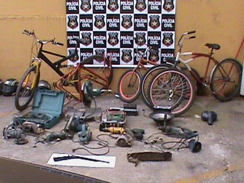 arma-e-objetos-furtados-sao-apreendidos-1 Muitos objetos estavam ainda na embalagem com o número de série raspado