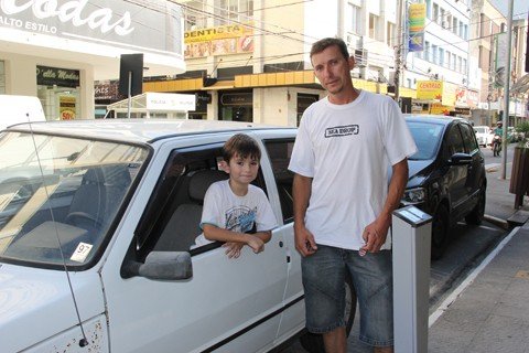 ativacao-e-adiada-1 Clésio achou uma vaga “por sorte” no centro de Tubarão. Mas ele confessa que muitas vezes prefere pagar para deixar o carro em estacionamentos privados