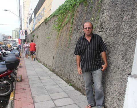 cdl-quer-solucoes-1 O professor João Monteiro passa pelo paredão dos Correios todos os dias.