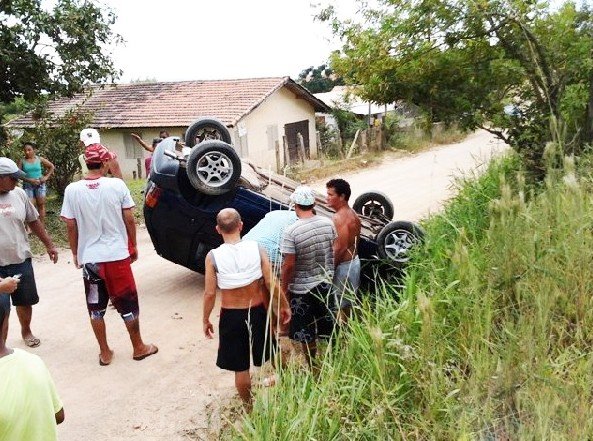 ciclista-morre-em-acidente-1 O jovem bateu em um barranco e tombou o carro. Ele sofreu alguns arranhões