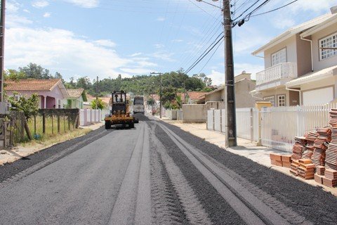 comeca-a-obra-no-monte-castelo-1 Somente para a fase de reperfilagem, feita neste sábado, foram usadas sete carretas de asfalto na rua Dalfredo Luiz Geremias, no bairro Monte Castelo. Trabalho de pavimentação será finalizado até esta quarta-feira.