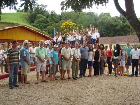 espaco-para-recreacao-potencializa-o-ensino-1 Na abertura do parquinho da Escola Martha Cláudia Machado, na comunidade de Brusque do Sul, em Orleans, a festa foi feita pelos pequenos