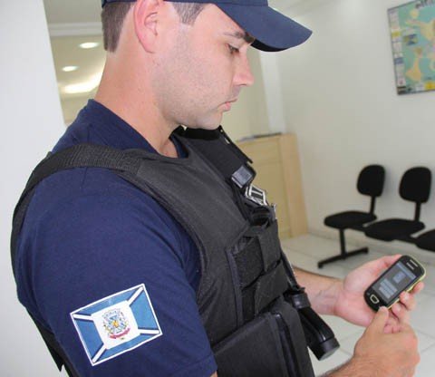 guardas-sao-treinados-1 O guarda municipal Martins demonstra como será utilizado o equipamento da Área Azul. A espécie de tablet vai agilizar o trabalho. Conectado à internet, o aparelho vai transmitir sinal aos guardas para que possam fiscalizar de maneira mais rápida
