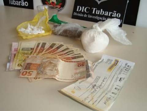 homem-e-preso-apos-venda-de-cocaina-1 Uma pequena parte da cocaína estava embalada para a venda. Os cheques eram de usuários