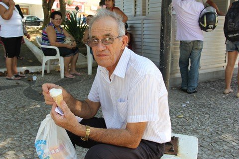 insuportavel-1 O aposentado Mario Fernandes Goulart, de Tubarão, não reclama do calorão. Nesta sexta-feira ele foi fazer umas voltas pelo centro da cidade e aproveitou para se refrescar. “O negócio é procurar um lugarzinho com sombra e tomar bastante sorvete de fruta”