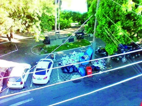 o-que-e-isso-1 A montanha de restos de comida, papéis e muitas outras coisas nojentas tomava a calçada da rua Lauro Müller, ontem de manhã. Nem o monumento escapou. Encheram a peça com sacolas de lixo
