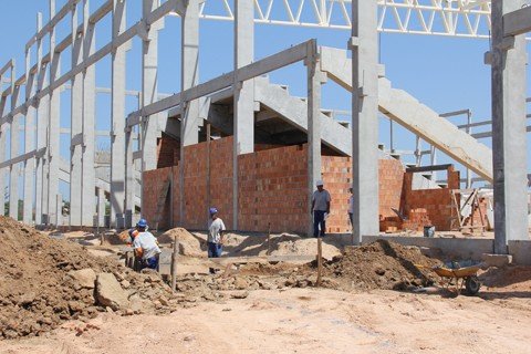 obra-esta-dentro-do-prazo-1 Operários trabalham na construção das fundações da área onde será o teatro da Arena Multiuso