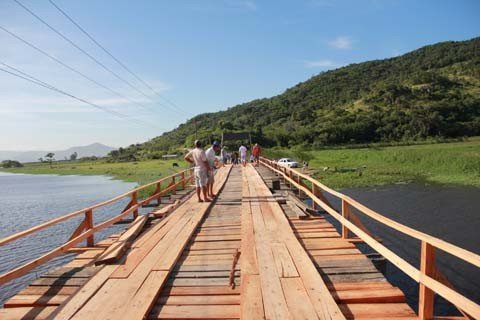 prefeito-espera-numero-do-convenio-1 Depois da reforma pronta, a comunidade aguarda a ponte de concreto. Para isso, ainda resta esperar por todo o processo burocrático