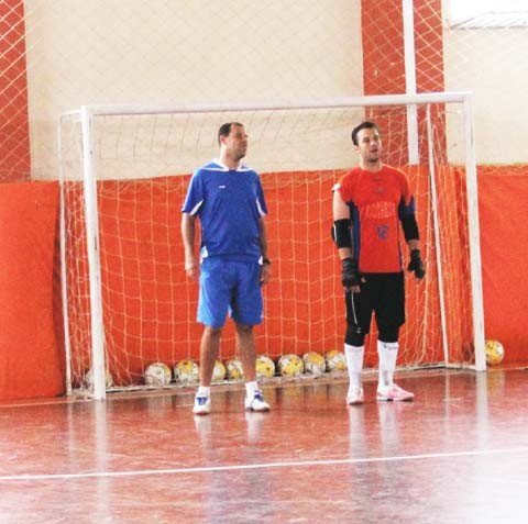 profissao-goleiro-1 Richard (esquerda) orienta Léo Oliveira