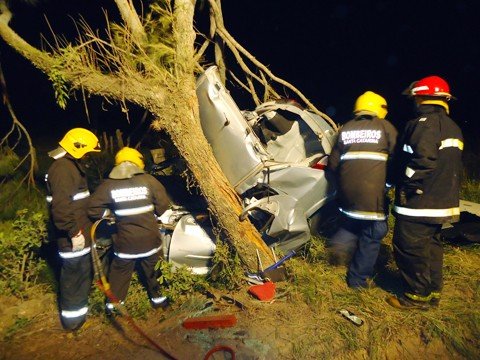 seis-pessoas-morrem-na-regiao-1 Victor Hugo Spiecker da Silva Nascimento, 14 anos, morreu na hora ao bater em uma árvore. O acidente ocorreu na sexta-feira, em Jaguaruna. Crédito: Bombeiros Voluntários de Jaguaruna/Divulgação/Notisul.