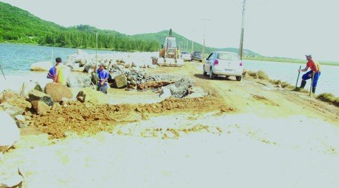 trabalhos-estao-dentro-do-prazo-1 As obras no trecho de Laguna da SC-100 começaram efetivamente no dia 26 de outubro do ano passado
