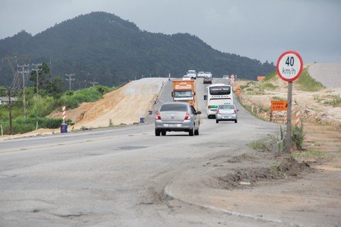 trecho-de-laguna-foi-o-mais-complicado-1 Ontem, no início da noite, em Capivari de Baixo, o movimento na BR-101 era tranquilo.