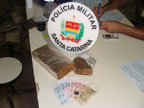1-quilo-e-215-gramas-e-apreendido-1 Os dois torrões estavam escondidos na roupa de um homem de 51 anos. Foto: Polícia Militar de Tubarão/Notisul