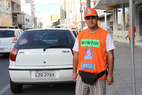 1o-setor-sera-totalmente-ativado-ate-metade-de-abril-1 O monitor Lucas Eduardo Santos já atua como monitor na avenida Marcolino Martins Cabral. A expectativa é que até o meio da semana mais parquímetros devam ser ativados.