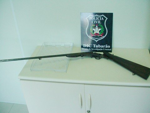 acao-conjunta-apreende-arma-1 A espingarda estava em posse de um homem de 42 anos, em uma casa denunciada como ponto de tráfico de drogas. Foto: DIC Tubarão/Notisul