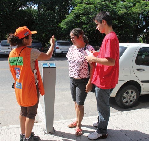 avaliacao-e-positiva-1 A monitora Vera Nascimento auxilia a costureira Tatiane Scremin quanto ao uso do estacionamento rotativo