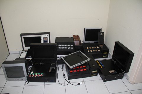 casa-de-jogos-de-azar-e-estourada-1 Todos os equipamentos apreendidos na casa, no bairro Oficinas, foram levados para a Central de Plantão Policial.