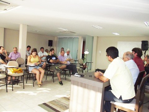 comerciantes-fazem-queixas-1 Reunião entre entidade e prefeitura tentou encontrar soluções para o problema - Foto: JB Guedes/Divulgação/Notisul