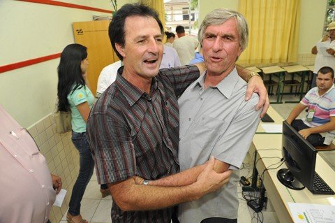cooperativa-tem-nova-administracao-1 Presidente Ademir Steiner (à direita) e o vice Vilibaldo Michels (à esquerda) comemoram a vitória nas eleições da Cergapa
