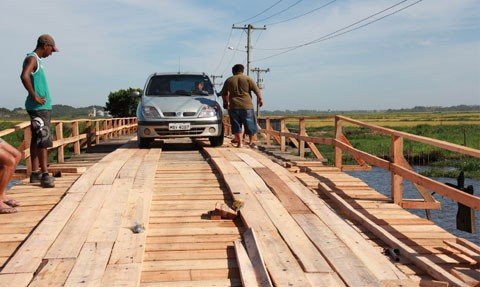 edital-de-licitacao-esta-na-praca-1 Na véspera do Carnaval, após muita polêmica, a ponte sobre o Rio Congonhas, anteriormente interditada pela Defesa Civil de Tubarão, foi liberada para o tráfego de veículos leves e pedestres. O local ainda não oferece a segurança ideal