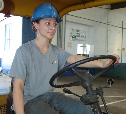 elas-fazem-a-diferenca-na-empresa-1 Lizimere é mecânica e conquistou seu espaço no espaço antes restrito aos homens - Fotos: Ferrovia Tereza Cristina/Divulgação/Notisul