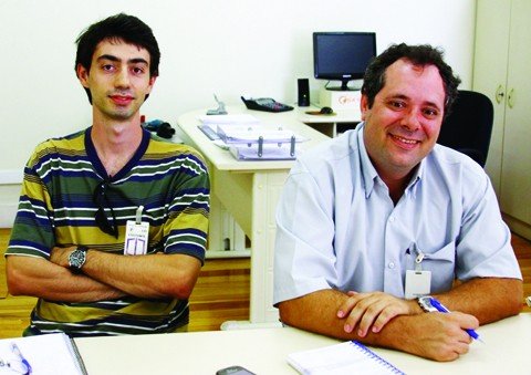 empreendimento-e-parte-de-estudo-cientifico-1 A pesquisa de Nelson Fernandes Felipe Júnior (à direita) deve contribuir com o setor portuário do Brasil. O orientador, Márcio Rogério Silveira (esquerda), também participou de visita - Foto:Divulgação/Notisul