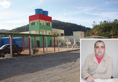 gerente-avalia-30-dias-no-comando-1 O gerente do presídio, Glauco Roberto dos Santos (foto em detalhe), avalia os 30 dias à frente da função. Uma de suas principais metas é manter um bom relacionamento com os detentos.