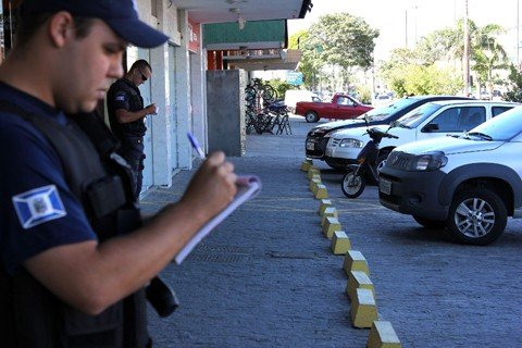 gm-notifica-veiculos-estacionados-irregularmente-1 No começo desta semana, a GM distribuiu fôlderes informativos e orientou os motoristas. Agora, são feitas as notificações. A fiscalização será contínua e estendida, em breve, para outros pontos da cidade - Foto:Priscila Ladislau/PMT/Notisul
