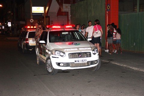 homem-e-detido-por-populares-1 Muitos pararam para observar a ação. Os policiais militares fizeram buscas nas margens do rio para encontrar o bandido, enquanto o outro estava dentro da viatura.