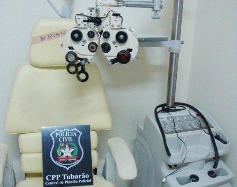 homem-e-preso-em-flagrante-1 A cadeira que era usada pelo falso oftamologista foi apreendida.