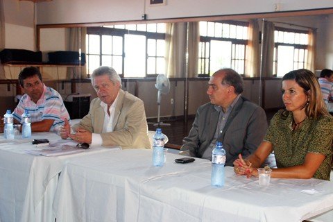 imbituba-na-rota-dos-cruzeiros-1 O diretor geral da Costa Cruzeiros na América do Sul, Renê Hermann, e o coordenador de marketing Francisco Ancona (os dois do centro) reuniram-se nesta sexta